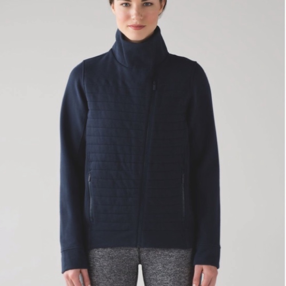 SO CUTE!! Lululemon “fleece to be true” black jacket zip up size 4